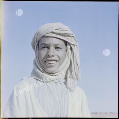 Portrait d'un jeune nomade de la région de Béni Abbès.