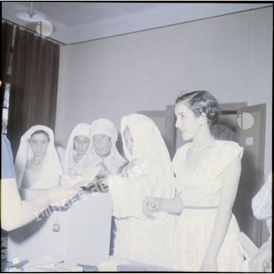 Les femmes algériennes de Burdeau votent pour le référendum de 1958.