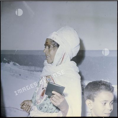 Une femme algérienne de Vialar vote pour le référendum de 1958.