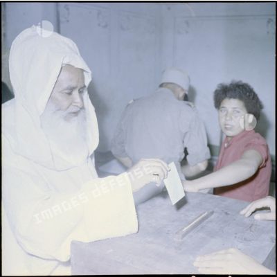 Le cheik de la zaouïa de Sidi Ben Amar vote pour le référendum de 1958.