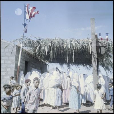 Les habitants du centre de regroupement de Boujema s’apprêtent à voter pour le référendum de 1958.