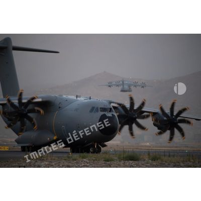 Arrivée d'un avion-cargo A400 M sur l'aéroport de Kaboul, en Afghanistan.