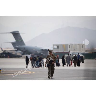 Un soldat américain sécurise l'aéroport de Kaboul, en Afghanistan.