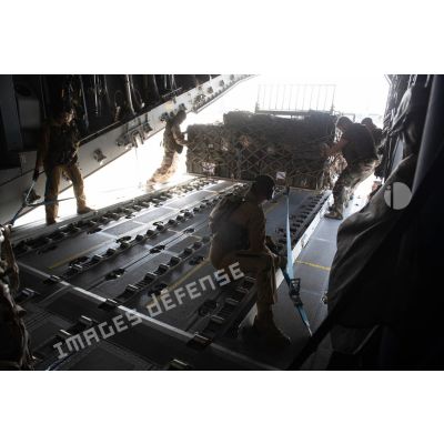 Des soldats chargent du fret à bord d'un avion-cargo A400 M à Kaboul, en Afghanistan.