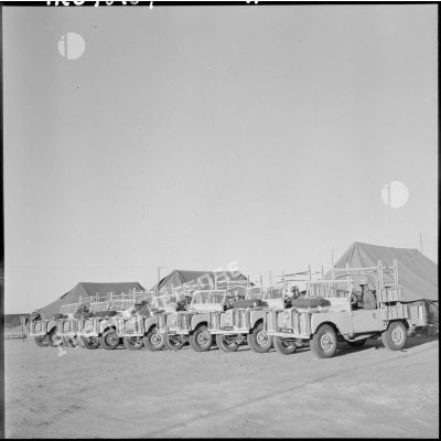 Camions de la Compagnie montée du Touat qui assurent la sécurité de la 3e compagnie saharienne du Génie (3e CSG) et des pétroliers dans le Tanezrouft.