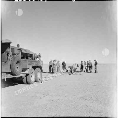 Les hommes de la 3e compagnie saharienne du Génie (3e CSG) travaillent au balisage d'un terrain d'aviation dans le Tanezrouft.