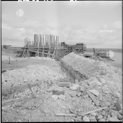 Construction d'un poste à la frontière franco-marocaine, près de El Aricha.