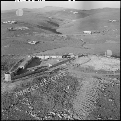 Vue aérienne du fort de Sidi Boudjenane, à la frontière franco-marocaine.