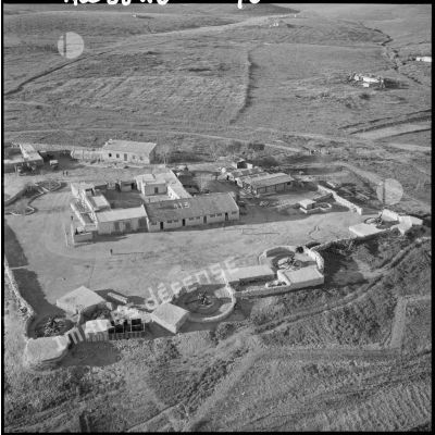 Vue aérienne d'une enceinte fortifiée à la frontière franco-marocaine.