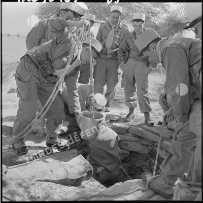 Légionnaires remplissant leurs jerricans d'eau.