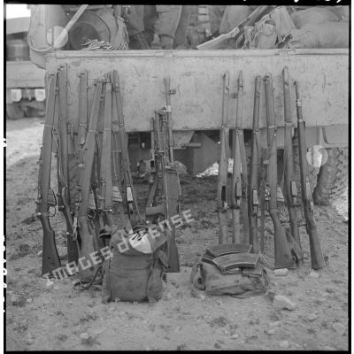Armes récupérées : fusils Lee-Enfield n° 1 MK III et fusils-mitrailleurs Bren.