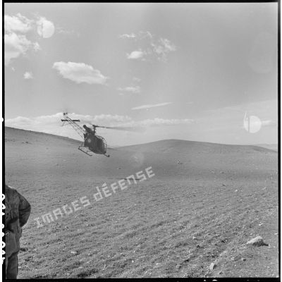 Decollage de l'hélicoptère Alouette II sur une drop zone (DZ) de fortune.