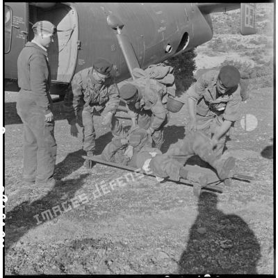 Embarquement d'un militaire mort du 14ème régiment de chasseurs parachutistes (RCP), à bord d'un hélicoptère banane (Vertol H-21).