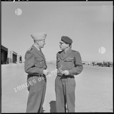 Portrait de deux autorités militaires discutant sur le terrain de la base aérienne de Bir el Ater.