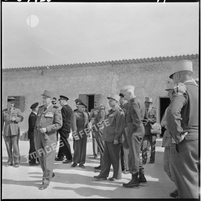 Le général Raoul Salan visite les installations du poste de Negrine.
