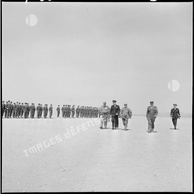 Les généraux Raoul Salan, Edmond Jouhaud et Paul Vanuxem devant un détachement du 6ème régiment de spahis algériens (RSA) à Bir el Ater.