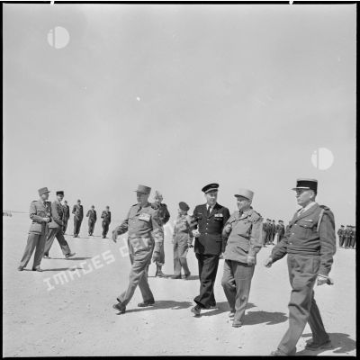 Les généraux Raoul Salan, Edmond Jouhaud et Paul Vanuxem à Bir el Ater.