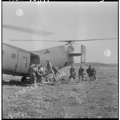 Embarquement des commandos à bord d'un hélicoptère de transport Piasecki H-21 (France).