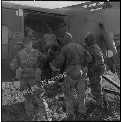 Embarquement des commandos à bord d'un hélicoptère de transport Piasecki H-21.
