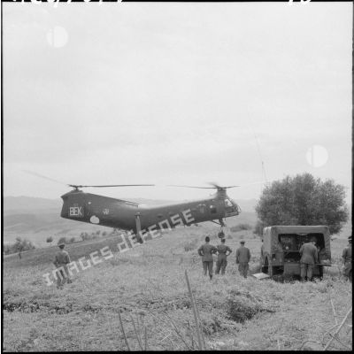Hélicoptère Piasecki H-21 amenant les prisonniers.