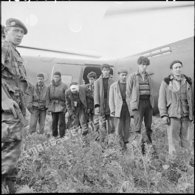 Les prisonniers débarquant de l'hélicoptère Piasecki H-21.