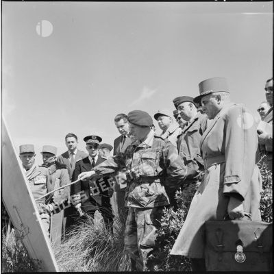 Briefing du lieutenant-colonel Buchoux au djebel Aurès, au poste de commandement (PC) opérationnel du 9ème régiment  de chasseurs parachutistes (RCP).