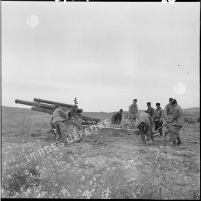 Mise en place d'une batterie du régiment d'artillerie coloniale de Tunisie (RACT).