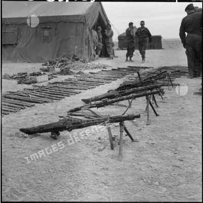 Les armes récupérées : MG-42 et MG-36 au premier plan.