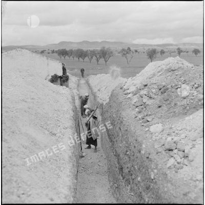 Des hommes creusant une tranchée sur un chantier.