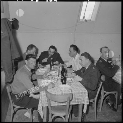 Les soldats mangent à la cantine.