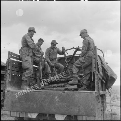 Les armes sont montées dans un camion et montrées par des parachutistes du 3ème régiment des parachutistes coloniaux (RPC) et des soldats du 60ème régiment d'infanterie (RI).