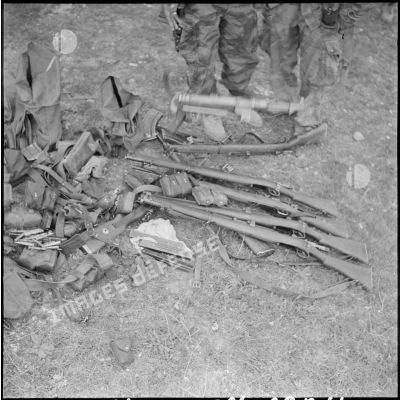 Un lot d'armement récupéré par l'escadron de reconnaissance du 9ème régiment de chasseurs parachutistes (RCP).