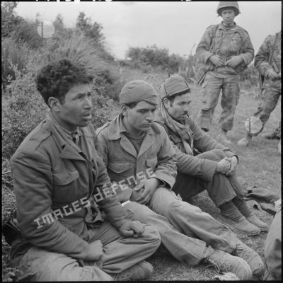 Quelques prisonniers du front de libération nationale (FLN) en uniforme.