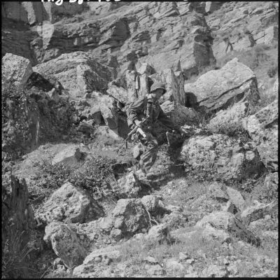 Les parachutistes du 9ème régiment de chasseurs parachutistes (RCP) de la 2ème compagnie commencent le bouclage.