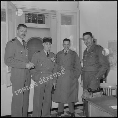 Les autorités militaires rencontrées par le général Raoul Salan en inspection dans l'ouest algérois.