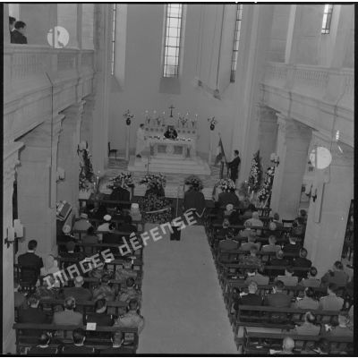 Cérémonie des obsèques dans l'église.