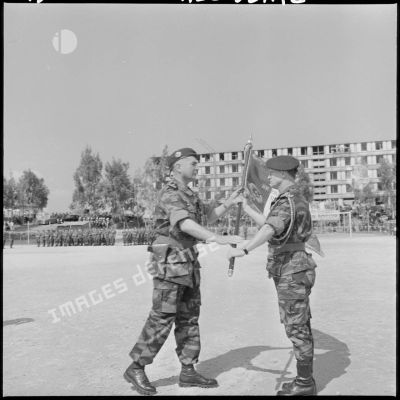 Le colonel Fossey-François remet le drapeau du 2ème régiment de parachustistes coloniaux (RPC) au colonel Olivier Le Mire.