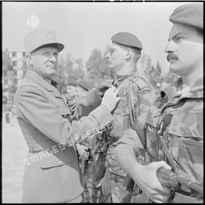 Le général Jacques Allard décorant des parachutistes.