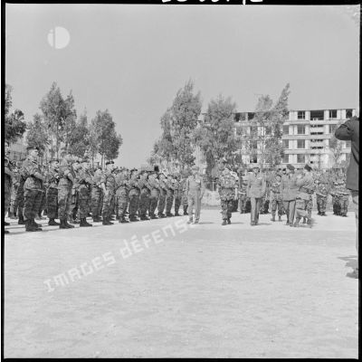 Les généraux Raoul Salan, Jacques Allard, Jacques Massu et le colonel Fossey-François passent en revue les paras du 2ème régiment de parachustistes coloniaux (RPC).