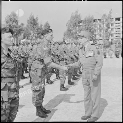 Le général Raoul Salan salue un para du 2ème régiment de parachustistes coloniaux (RPC).