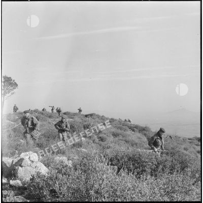 Les commandos du 14ème régiment de chasseurs parachutistes (RCP) progressent sur un piton.
