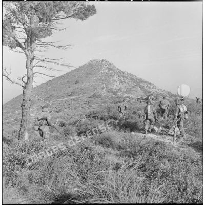 Les commandos du 14ème régiment de chasseurs parachutistes (RCP) progressent sur un piton.