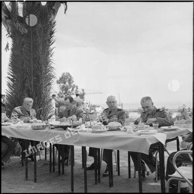 Le général Raoul Salan déjeune avec des autorités.