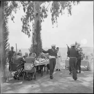 Le général Raoul Salan déjeune avec des autorités.