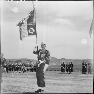 Le lieutenant porte drapeau du 1er régiment de tirailleurs algériens (RTA).