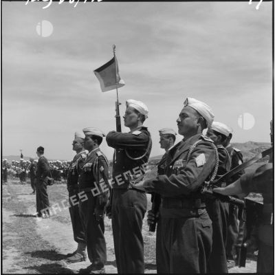 Le porte fanion de la compagnie d'honneur du 1er régiment de tirailleurs algériens (RTA) pendant le défilé des troupes.