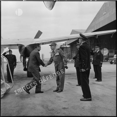 Arrivée de Jacques Chaban-Delmas à l'aérodrome militaire de Maison Blanche.
