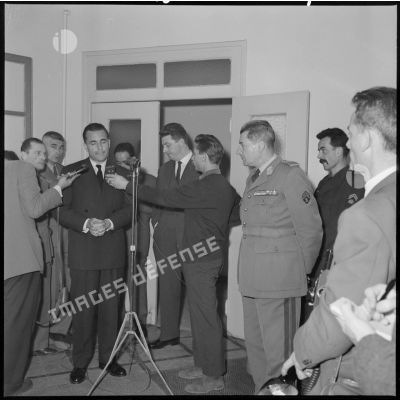 Conférence de presse de Jacques Chaban-Delmas à l'antenne de la défense nationale à Alger.