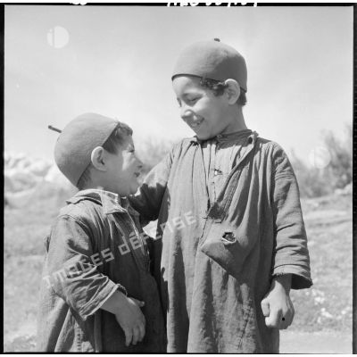 Portrait de deux garçons.