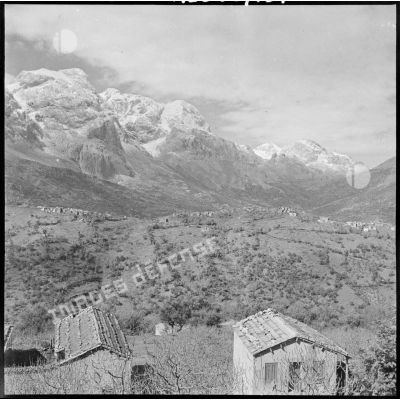 Village de Tiroual au pied du rocher de "la main du juif", Grande Kabylie.